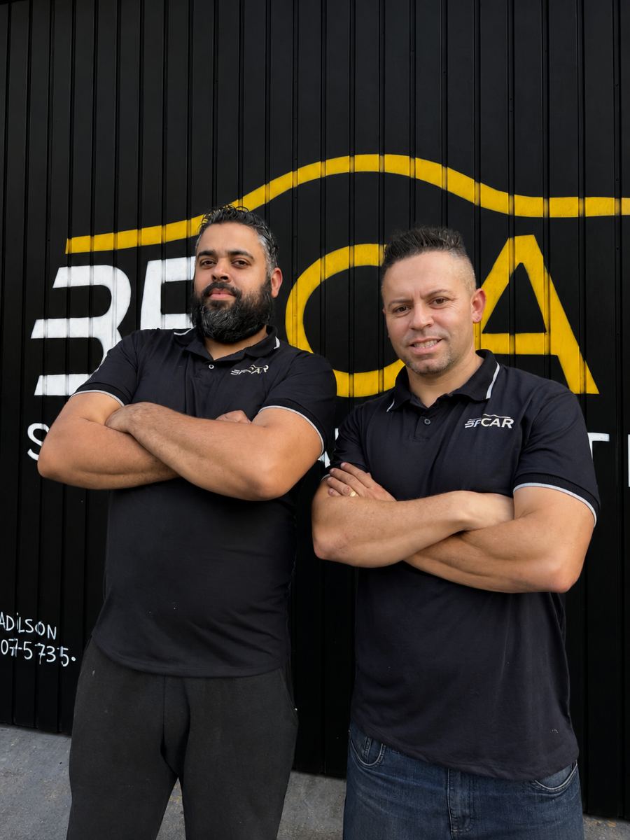 Os donos da BF Car Serviços Automotivos em frente à fachada da oficina